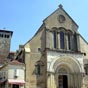 Labbatiale de Saint-Sever, de style roman, est tonnamment vaste. Elle prsente un chur  sept absides de profondeur dcroissantes, suivant un plan bndictin. Les colonnes de marbre du chur et du transept proviennent du palestrion des gouverneurs romains du Mont des Lannes (Morlanne), situ non loin de l. Les chapiteaux  dcor de feuilles, de lions ou autres datant du XIIe sicle sont remarquables,on en dnombre 77. Ses dimensions sont impressionnantes : 70m de long, 35 m pour le transept sur prs de 20 m de haut. On accde par les tribunes du transept  des chapelles dtage. Le transept et les bas-cts permettaient daccueillir une foule importante de fidles et de plerins attirs par cette tape de la voie limousine (via Lemovicensis) vers Saint-Jacques-de-Compostelle.